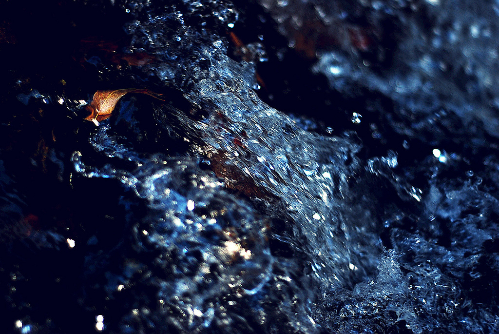 流れる。