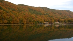紅葉の湖畔