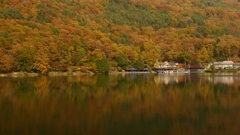湖畔の紅葉