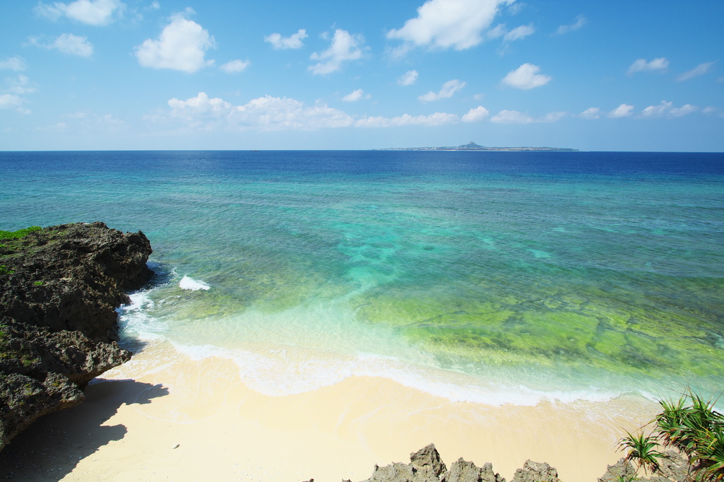 エメラルドの海と伊江島