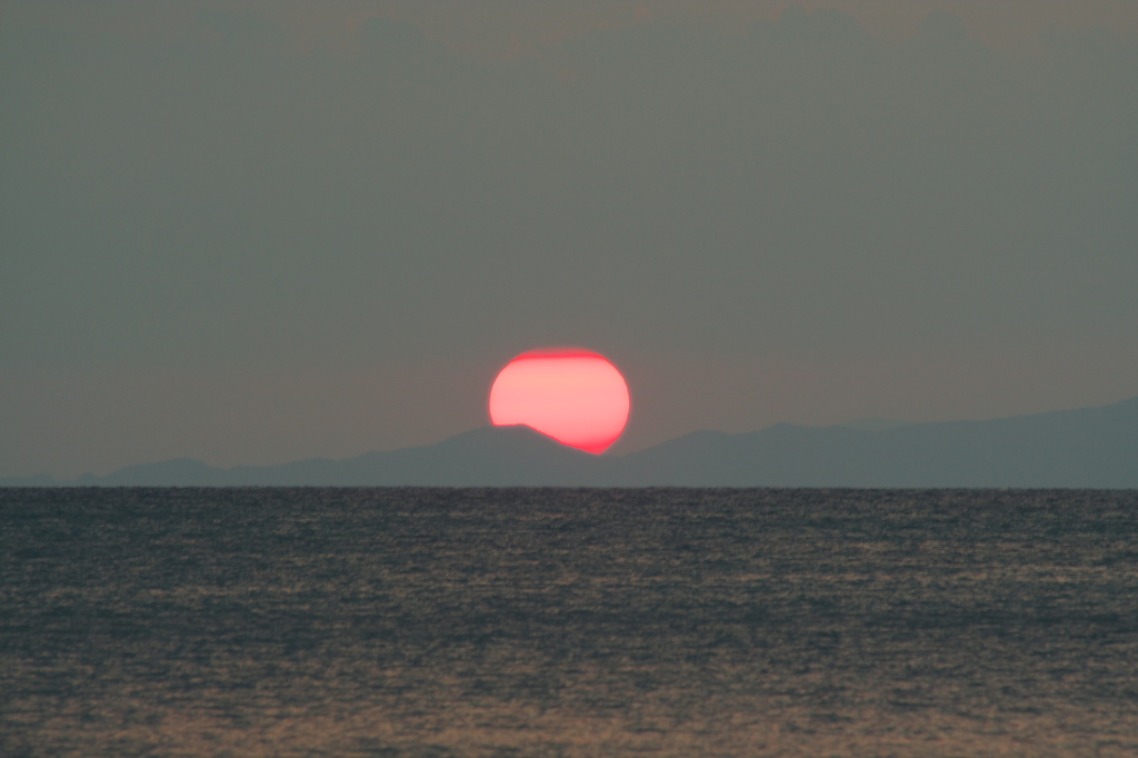 島影に沈む夕日