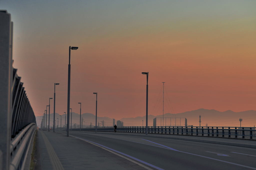 朝もやの橋