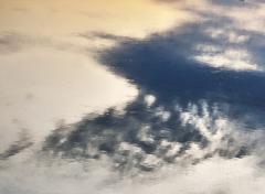 川面の朝雲