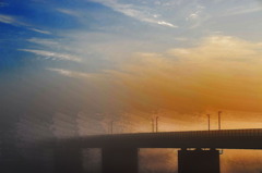 橋渡る朝霧