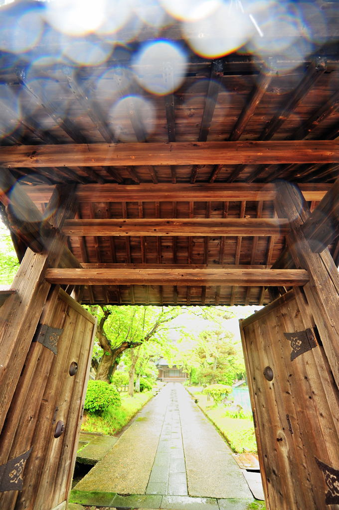 雨の山門