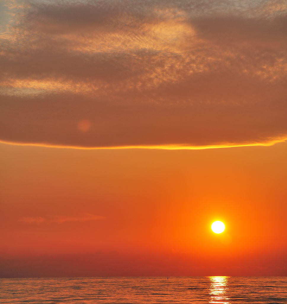 沖の夕雲