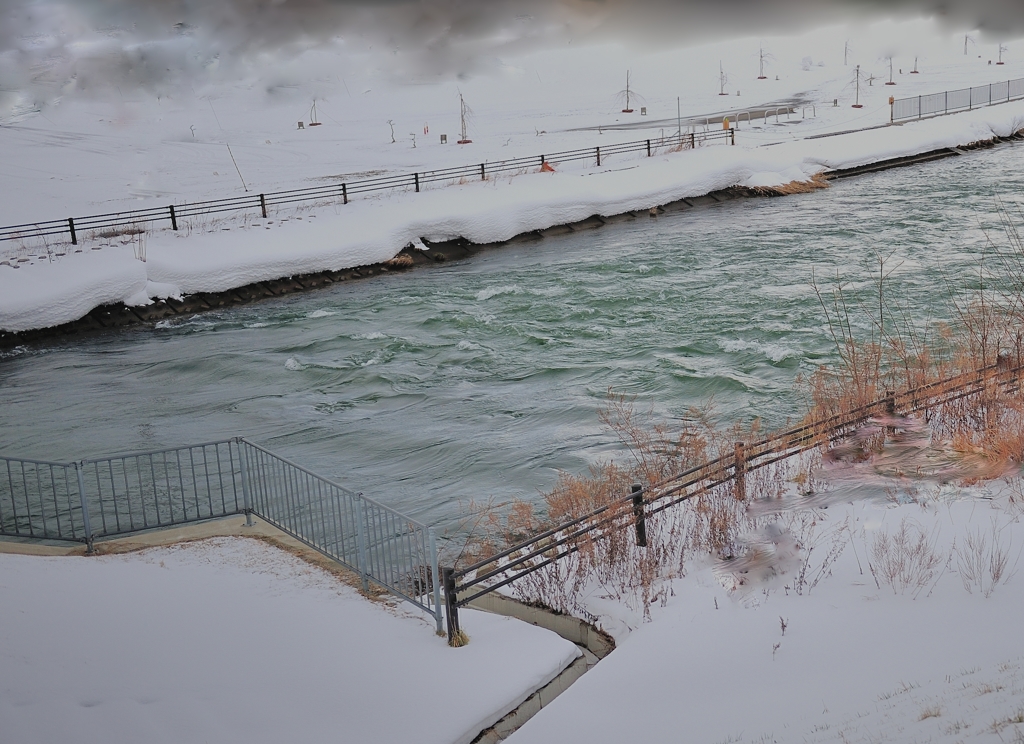 流れる雪靄
