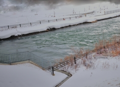 流れる雪靄