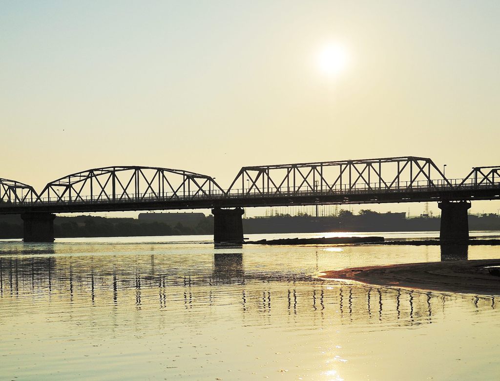 橋渡る朝陽