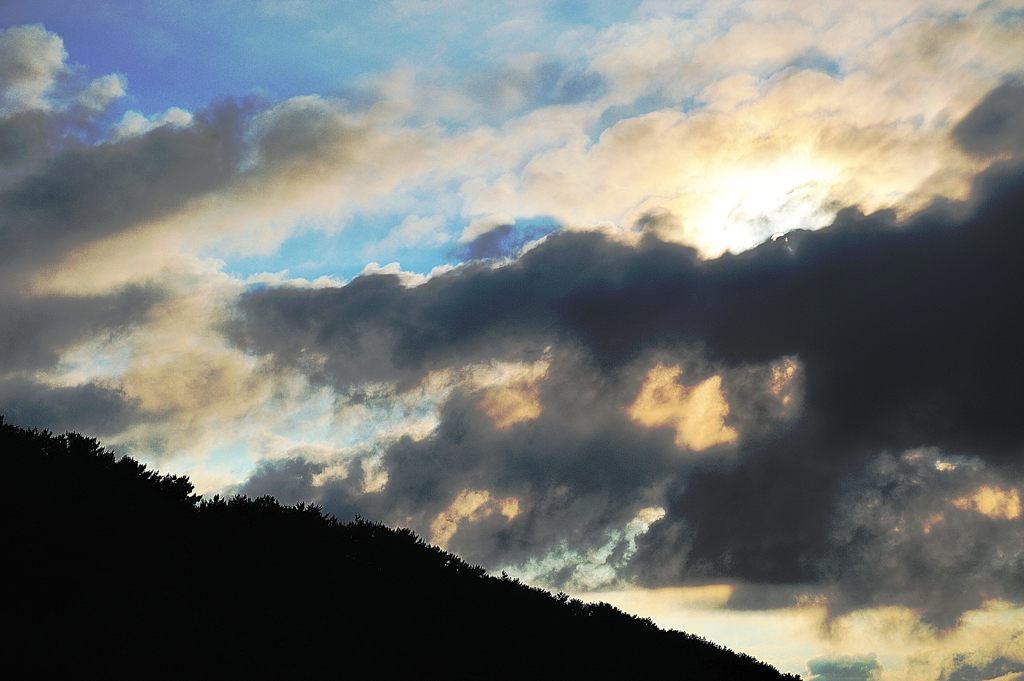 朝開けの雲