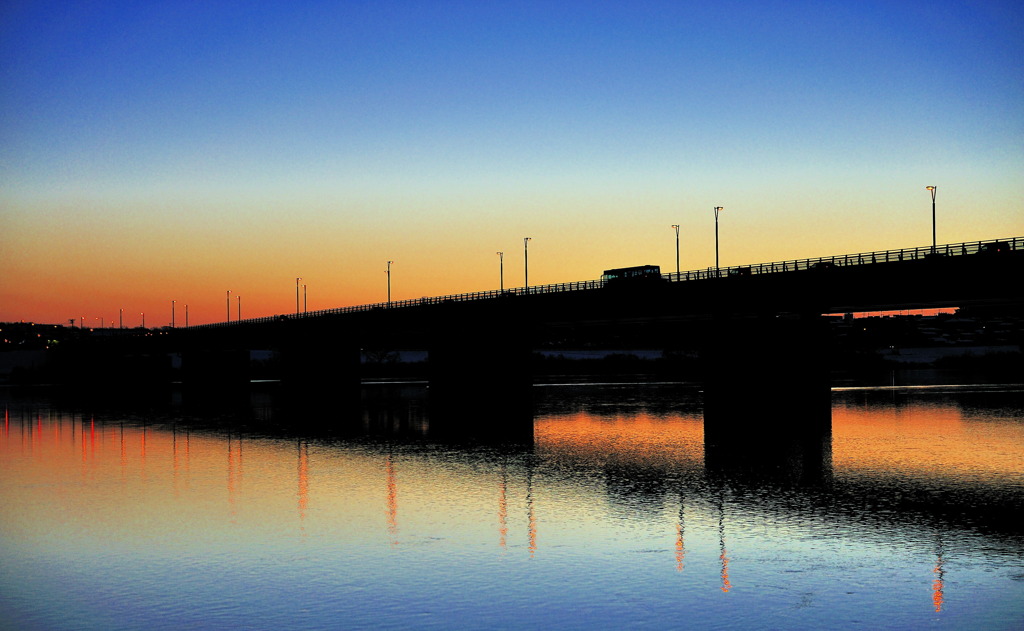 年を繋ぐ橋