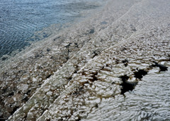 海へ向かう結氷