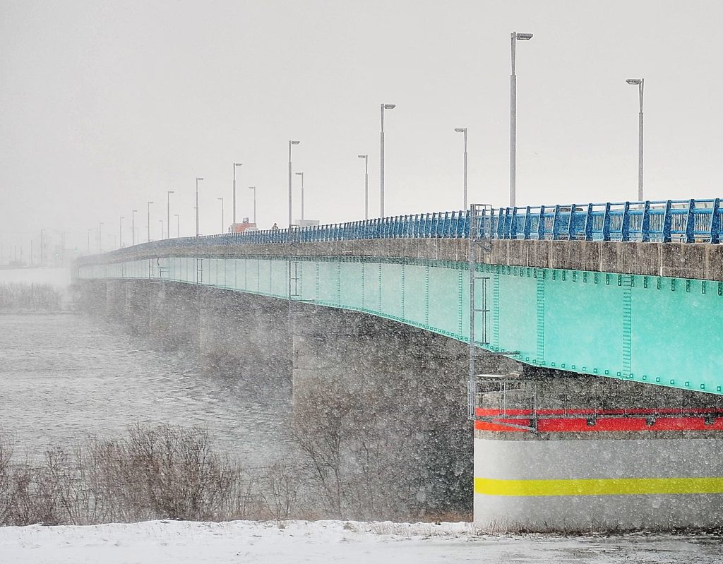 吹雪く河口大橋