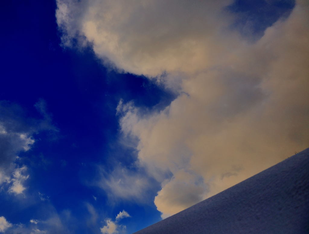 動く雪雲
