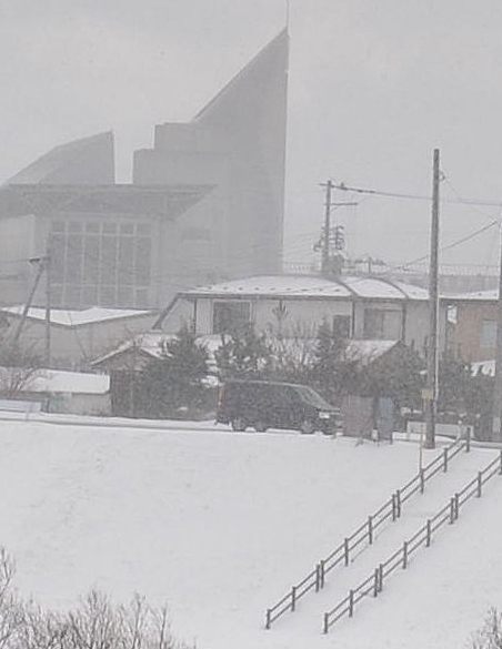 吹雪の川岸