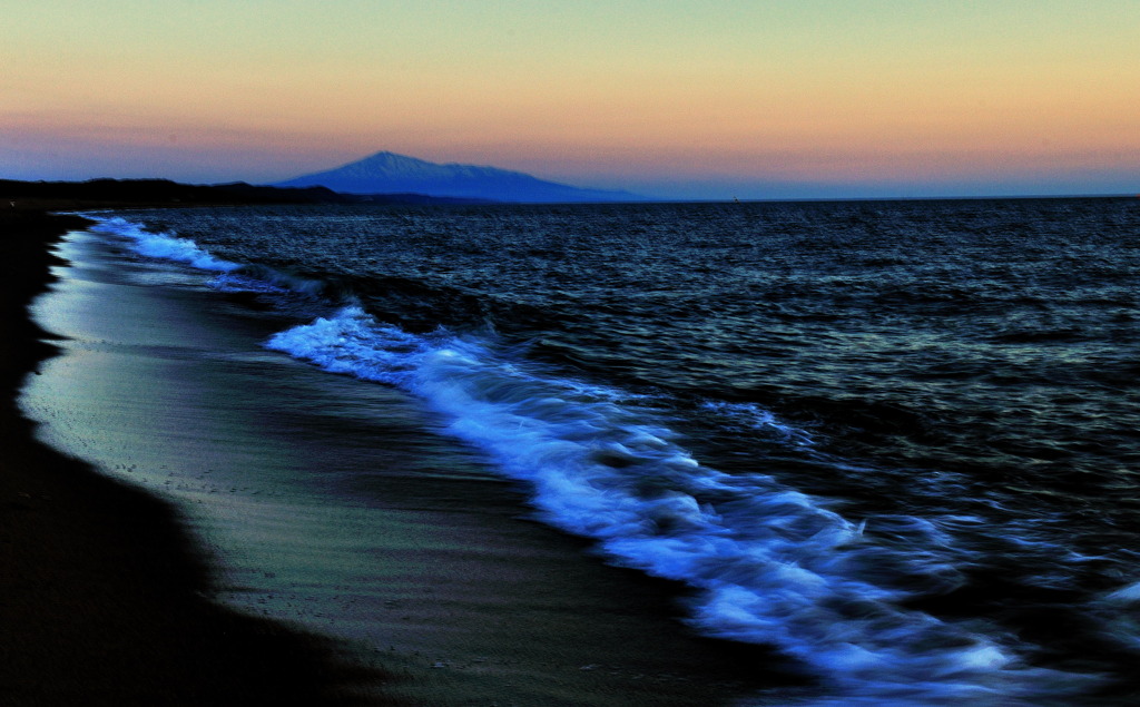 夕波に浮かぶ鳥海山
