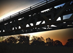 陸橋渡る朝陽