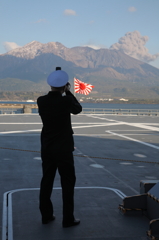 自衛官と日章旗と桜島