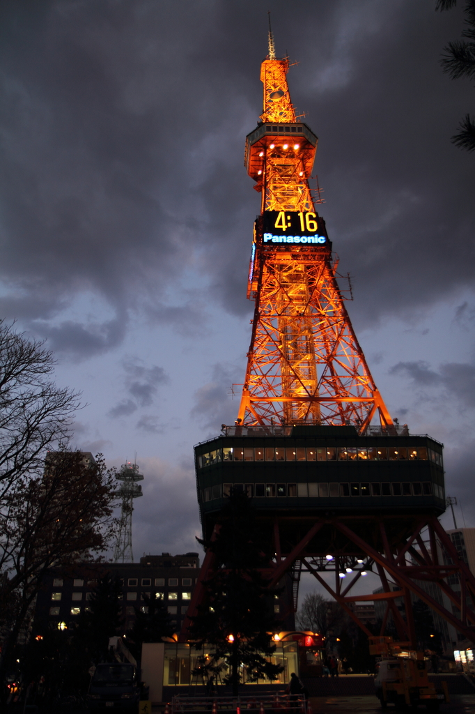 夜空にそびえるテレビ塔