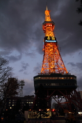 夜空にそびえるテレビ塔