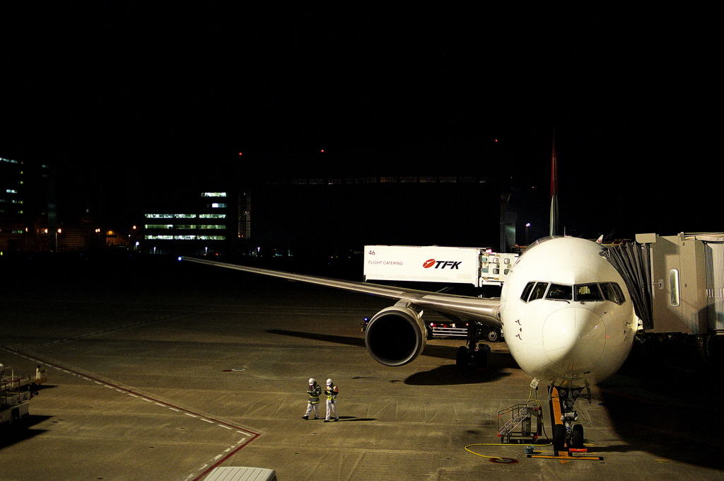 闇夜に浮かぶ飛行機