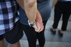 手をつなぐ男女 オーストラリアの風景写真