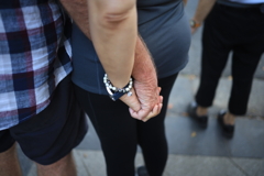 手をつなぐ男女 オーストラリアの風景写真