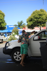 ガソリンスタンドの男 オーストラリアの風景写真