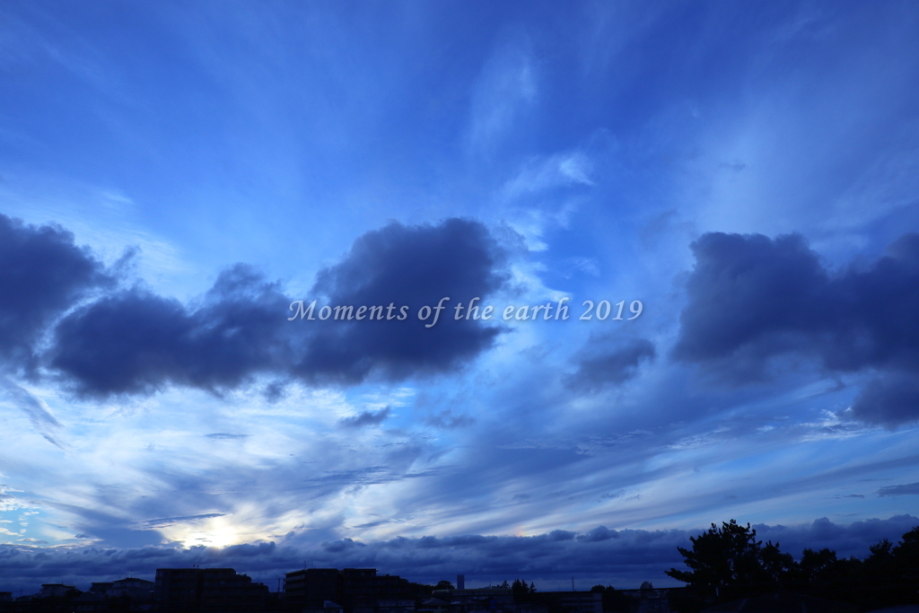 空を自由に駆け巡る雲