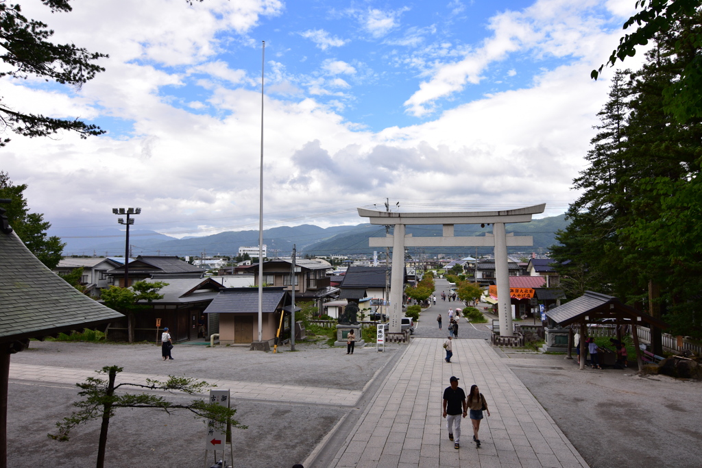 諏訪の町を見守る
