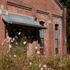 古い駅舎と花