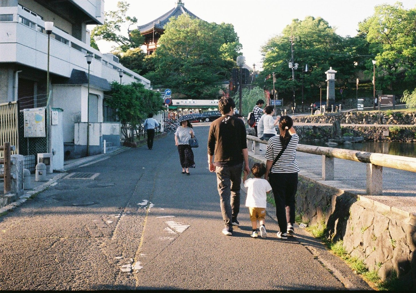 家族と夕暮れ