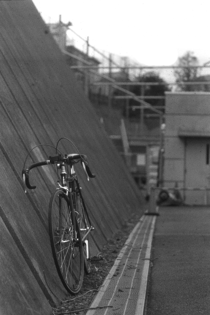 「自転車通勤 当分続く」 (film)