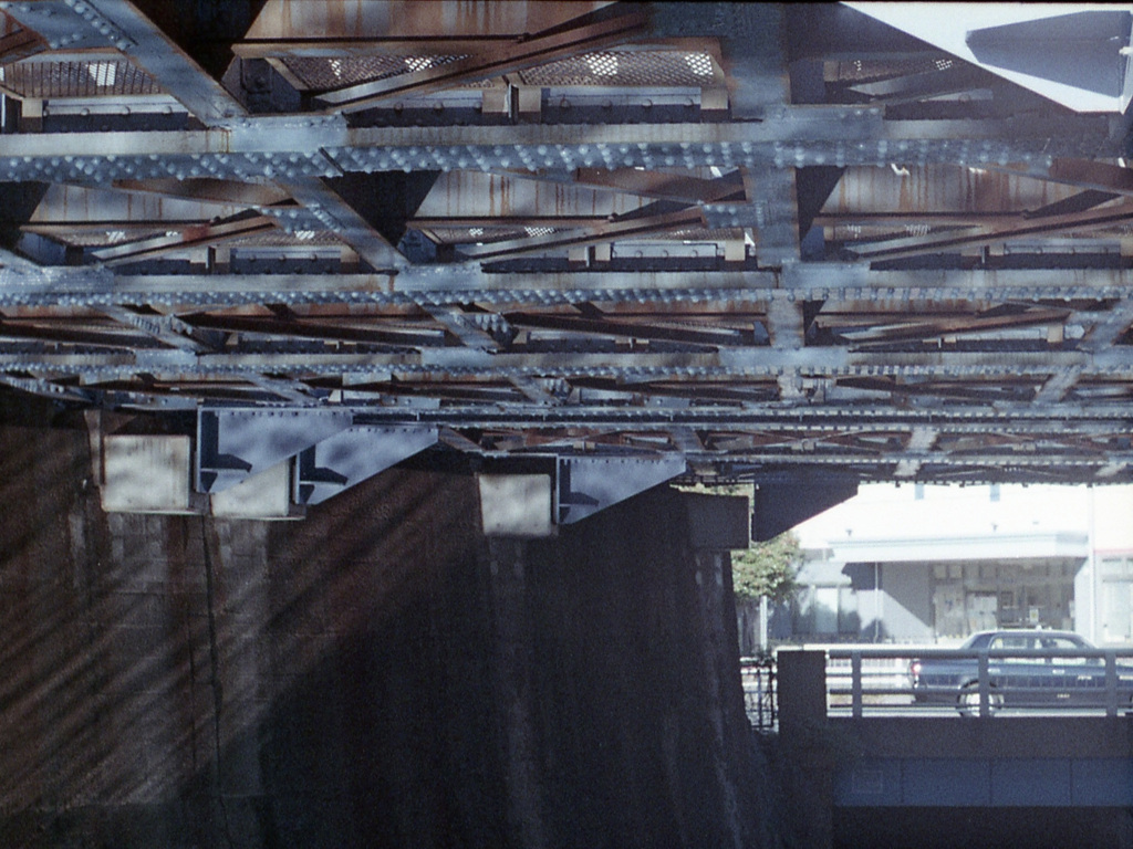 「Under the viaduct」 (film)