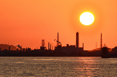 関門海峡2021　4月-1　夕陽と工場