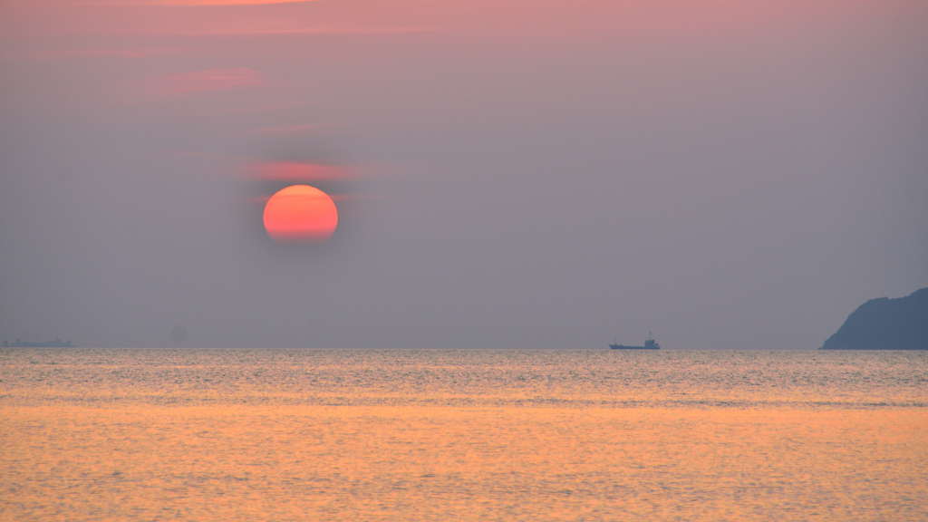 さつき松原2023　3月-2　夕陽と貨物船