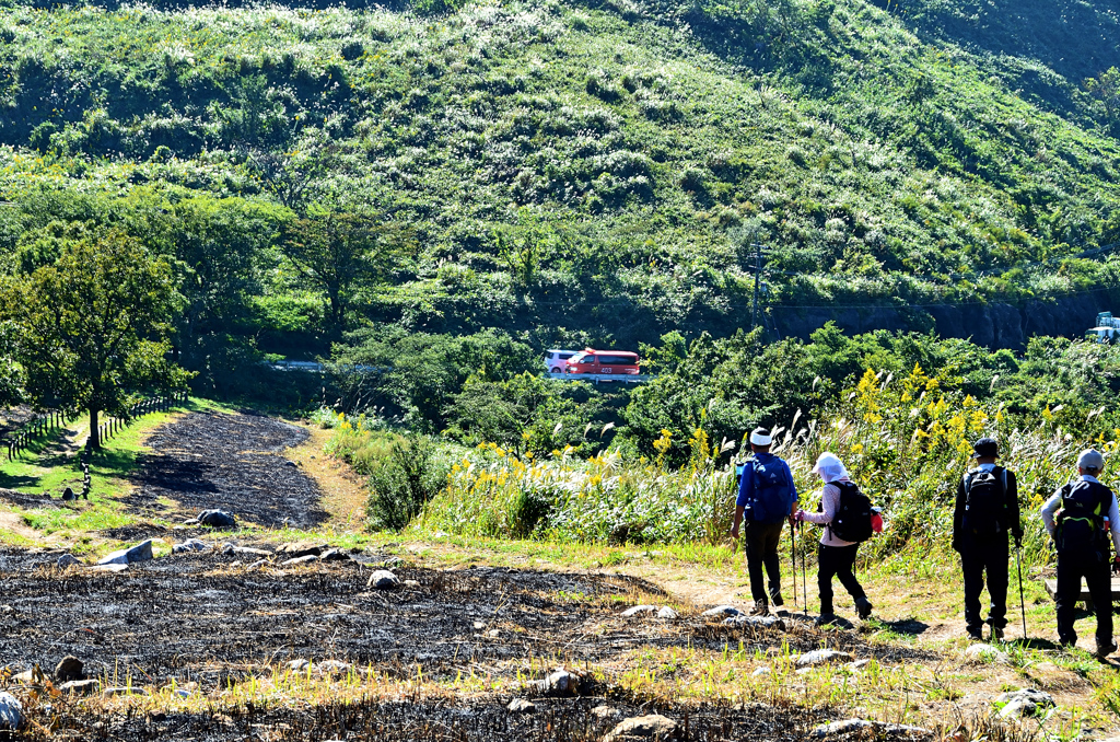 平尾台2020　10月　大平山より消防関連車両