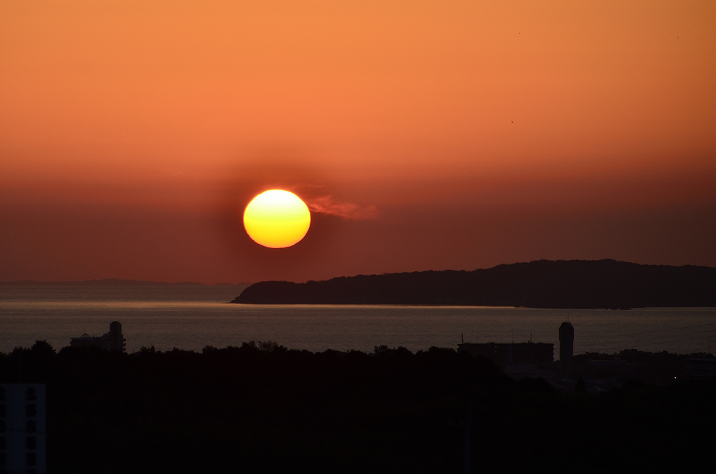 九州道古賀SA2021　4月　夕陽と島