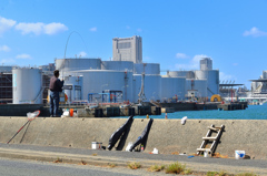 関門海峡2019-2　釣り人とタンク