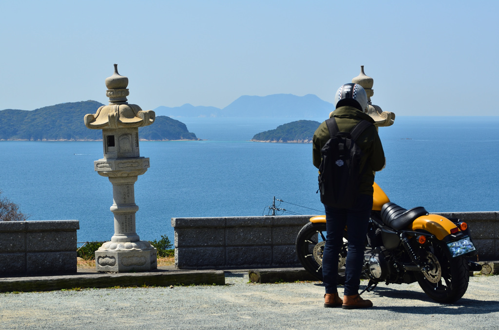 福徳稲荷神社2020　3月-1　ﾗｲﾀﾞｰさんと石灯篭