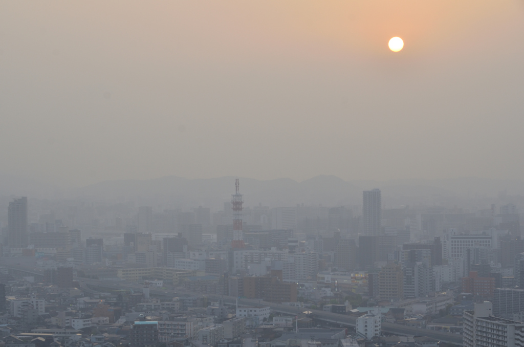 Ｋ市2021　3月　黄砂と電波塔