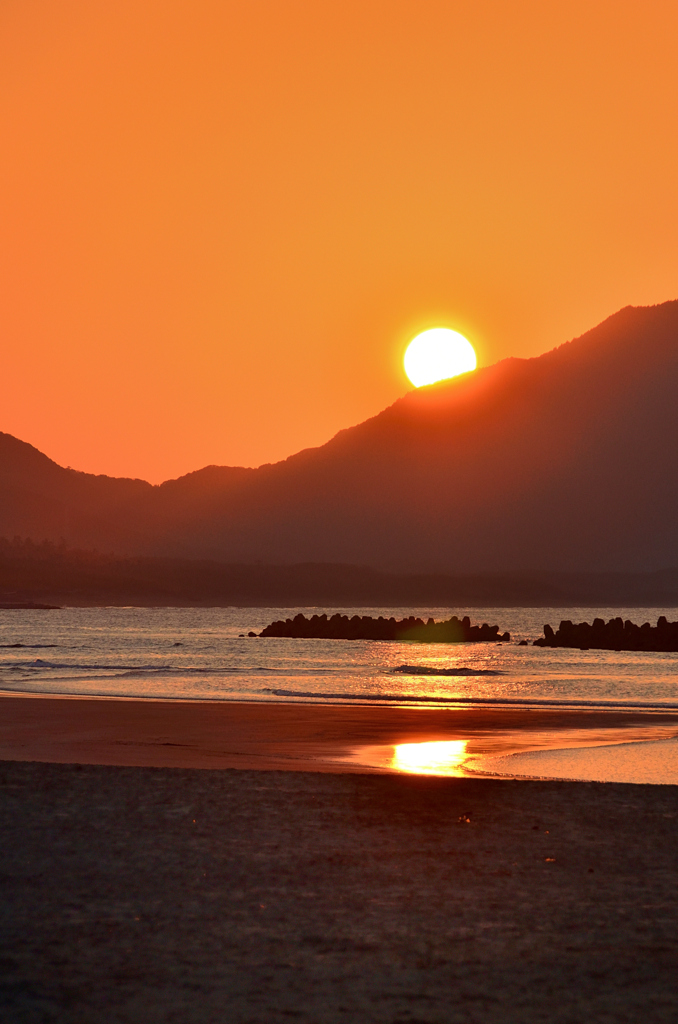 あしや海岸2022　11月-1　夕陽と湯川山