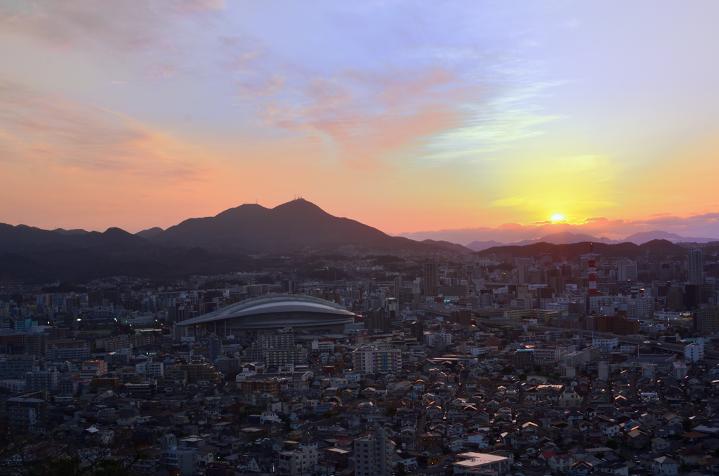 Ｋ市2021　3月　夕陽と皿倉山