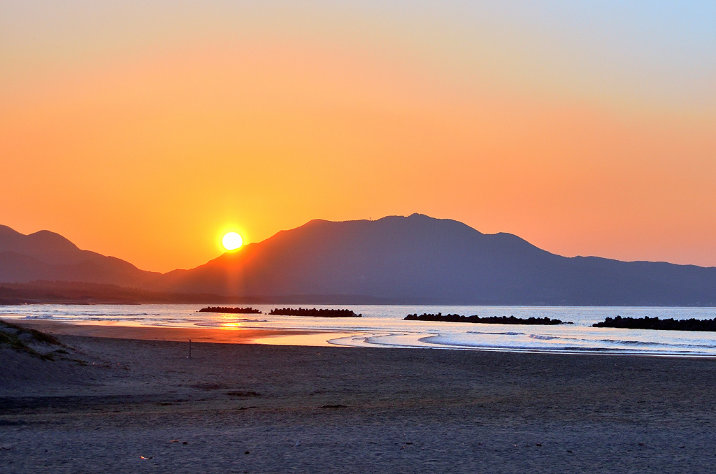 芦屋海岸2022　11月-6　湯川山と夕陽_