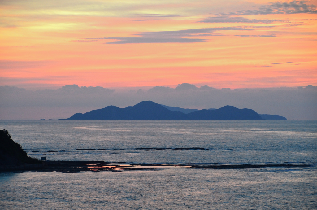 はまゆう公園2022　8月-2　夕暮の地島と千畳敷