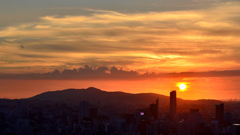 Ｋ市2022　8月-1　石峰山とタワマンの夕景