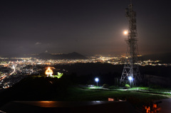 皿倉山2019　夜景　南区　満月と電波塔