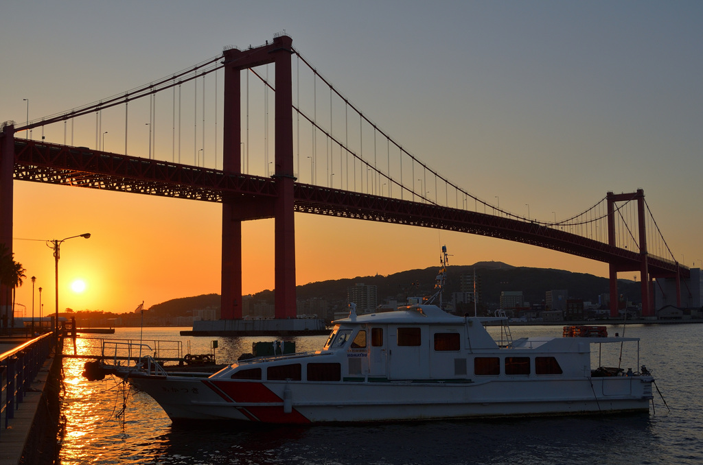 若戸大橋2020　1月　夕陽＆遊漁船？