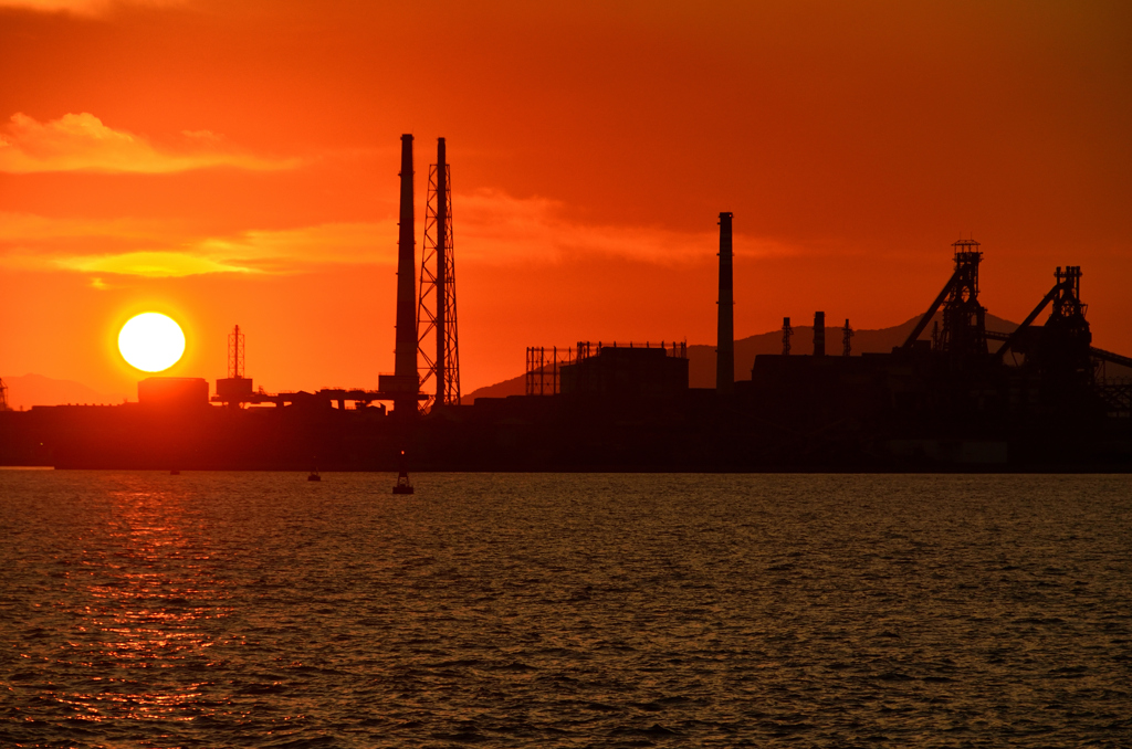 関門海峡2022　10月-3　夕陽と高炉