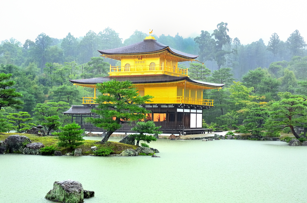雨の金閣寺　鏡湖池